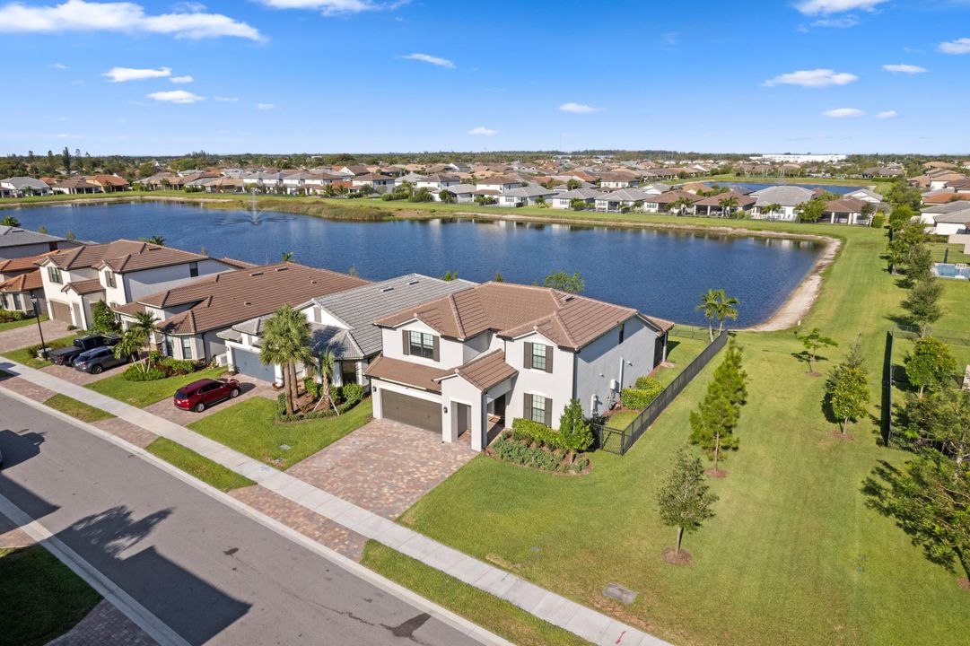 合同活跃: $4,000 (5 贝兹, 4 浴室, 2775 平方英尺)