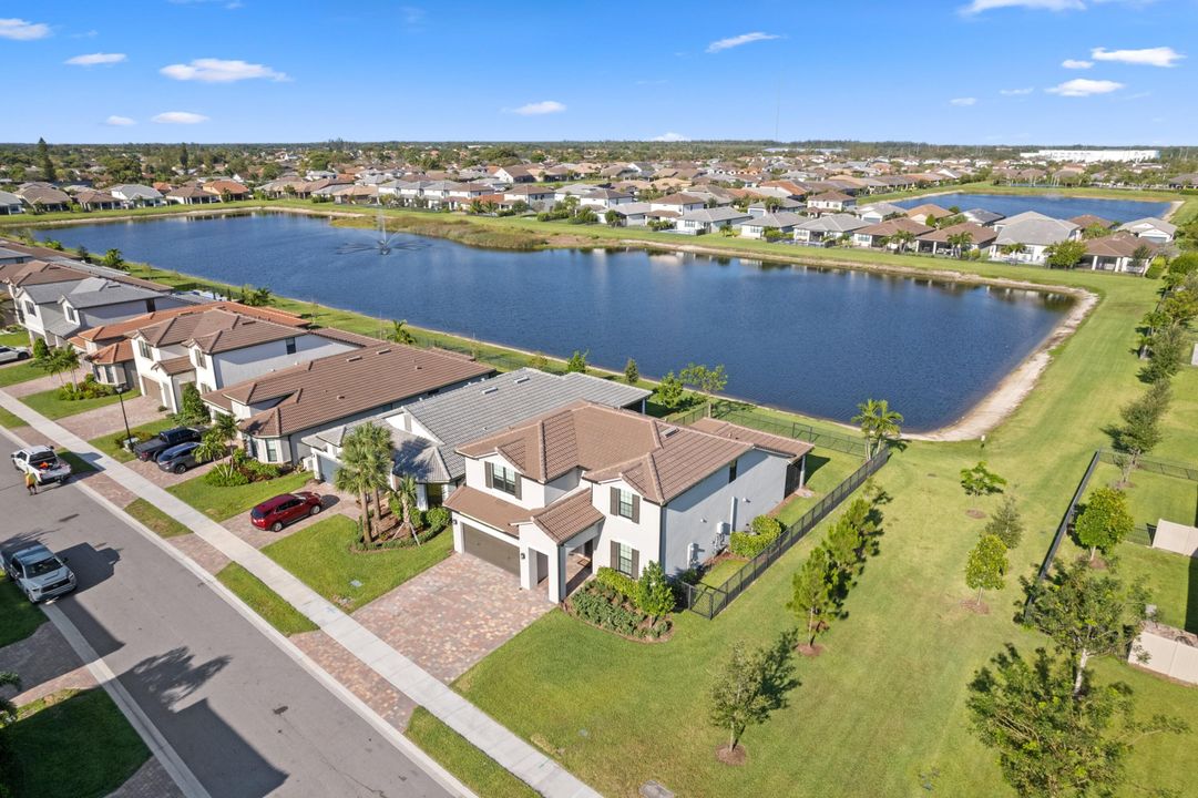 合同活跃: $4,000 (5 贝兹, 4 浴室, 2775 平方英尺)