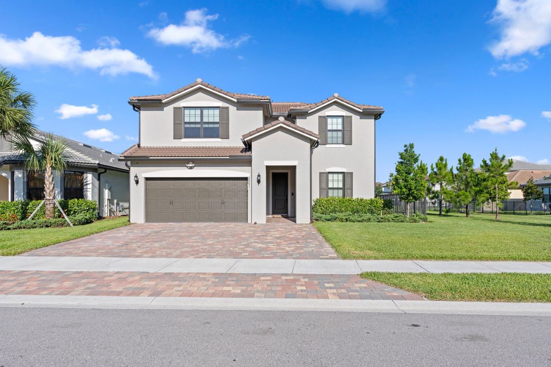 合同活跃: $4,000 (5 贝兹, 4 浴室, 2775 平方英尺)