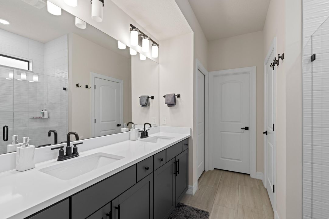 合同活跃: $4,000 (5 贝兹, 4 浴室, 2775 平方英尺)