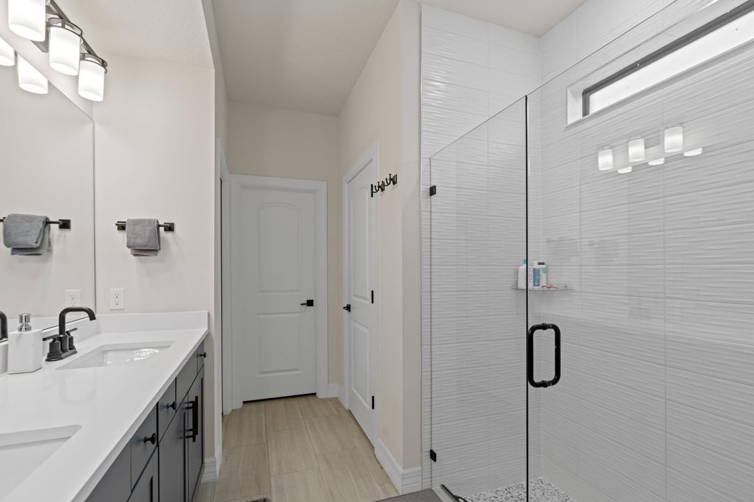 合同活跃: $4,000 (5 贝兹, 4 浴室, 2775 平方英尺)