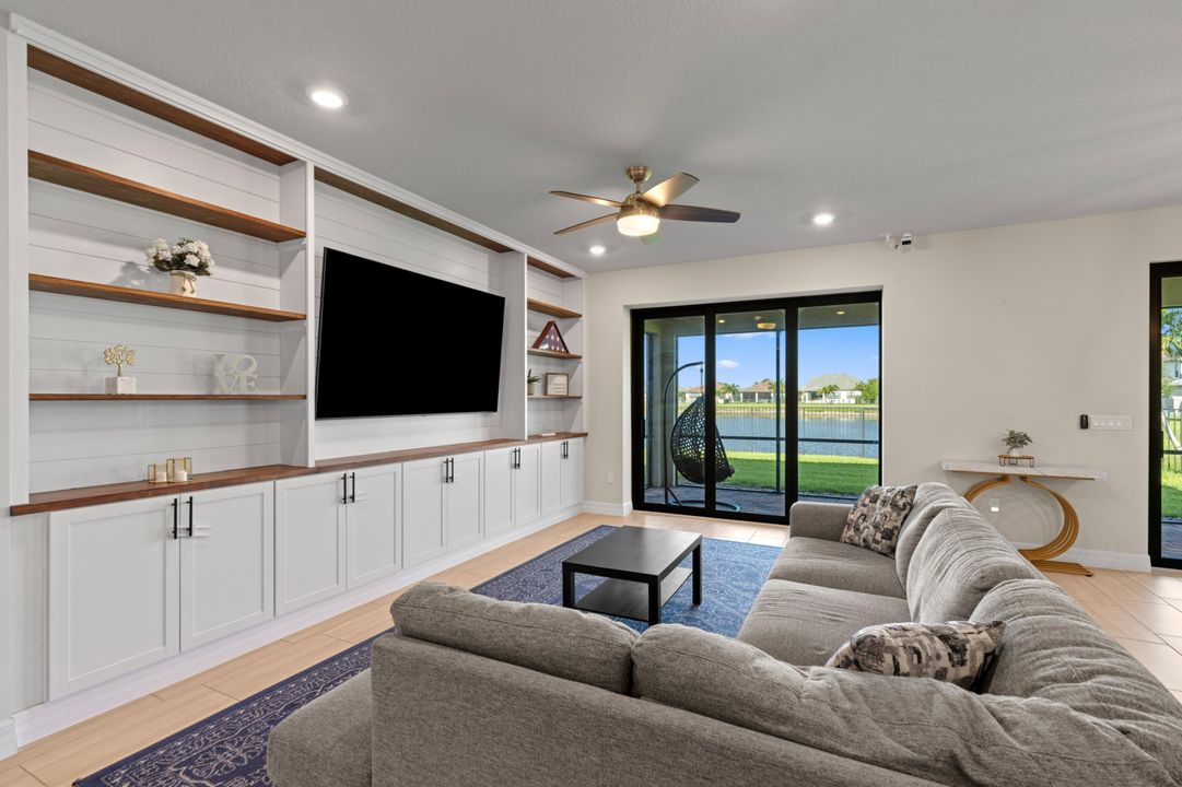 合同活跃: $4,000 (5 贝兹, 4 浴室, 2775 平方英尺)