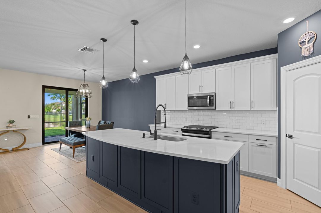 合同活跃: $4,000 (5 贝兹, 4 浴室, 2775 平方英尺)