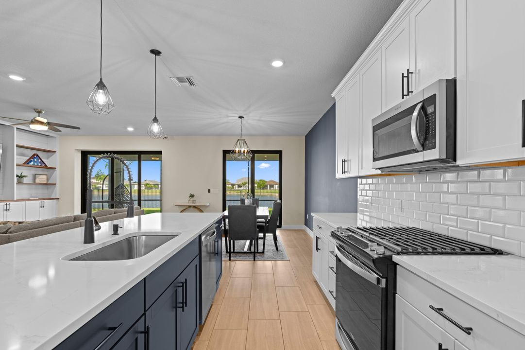 合同活跃: $4,000 (5 贝兹, 4 浴室, 2775 平方英尺)