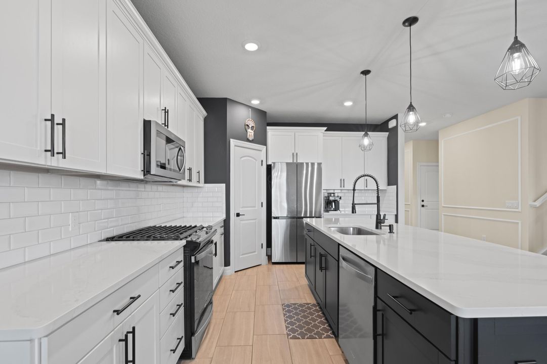 合同活跃: $4,000 (5 贝兹, 4 浴室, 2775 平方英尺)