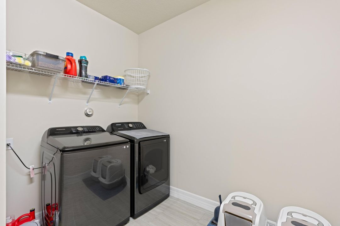 合同活跃: $4,000 (5 贝兹, 4 浴室, 2775 平方英尺)