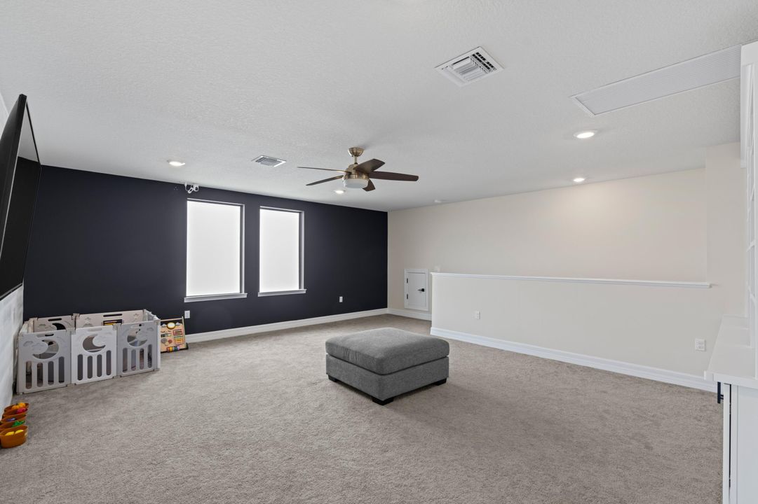 合同活跃: $4,000 (5 贝兹, 4 浴室, 2775 平方英尺)