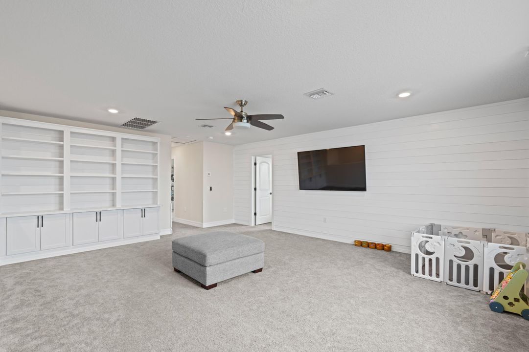 合同活跃: $4,000 (5 贝兹, 4 浴室, 2775 平方英尺)