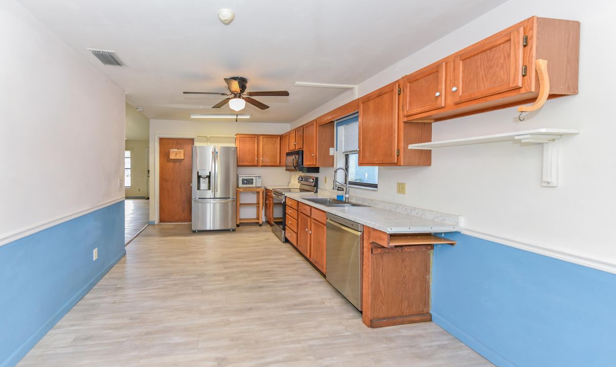 Под контрактом: $335,000 (3 спален, 2 ванн, 1202 Квадратных фут)