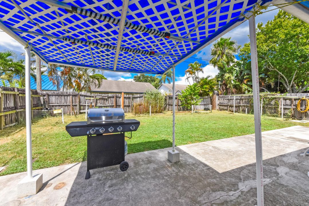 Под контрактом: $335,000 (3 спален, 2 ванн, 1202 Квадратных фут)