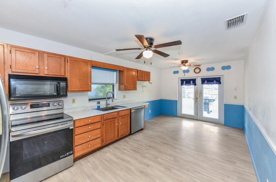 Под контрактом: $335,000 (3 спален, 2 ванн, 1202 Квадратных фут)