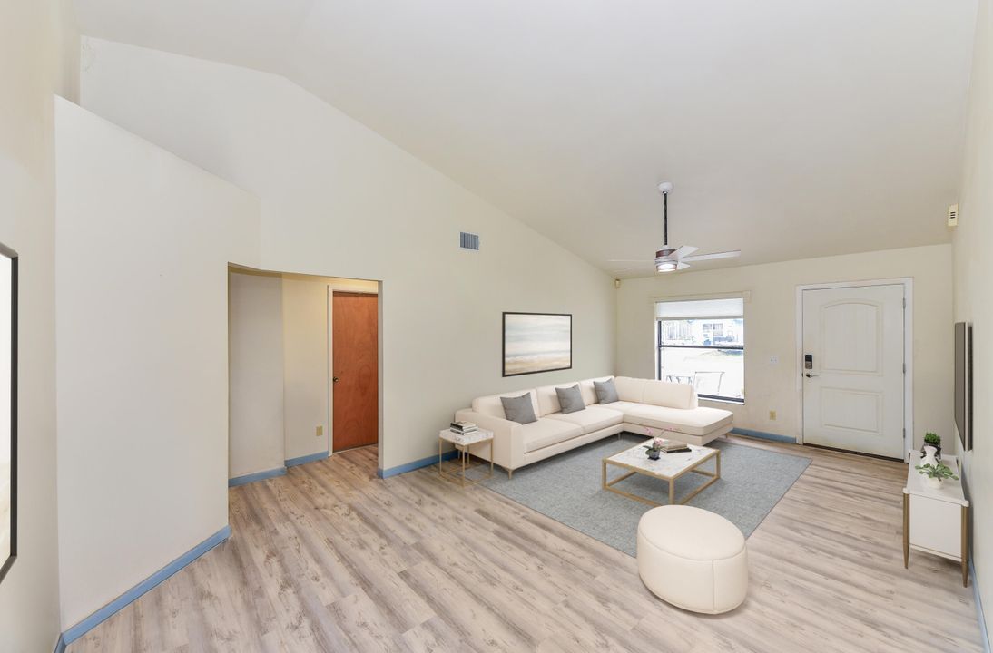 Под контрактом: $335,000 (3 спален, 2 ванн, 1202 Квадратных фут)