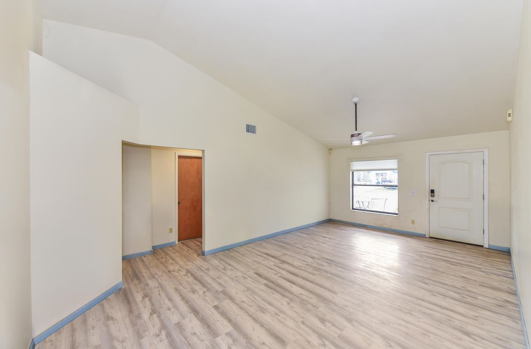 Под контрактом: $335,000 (3 спален, 2 ванн, 1202 Квадратных фут)