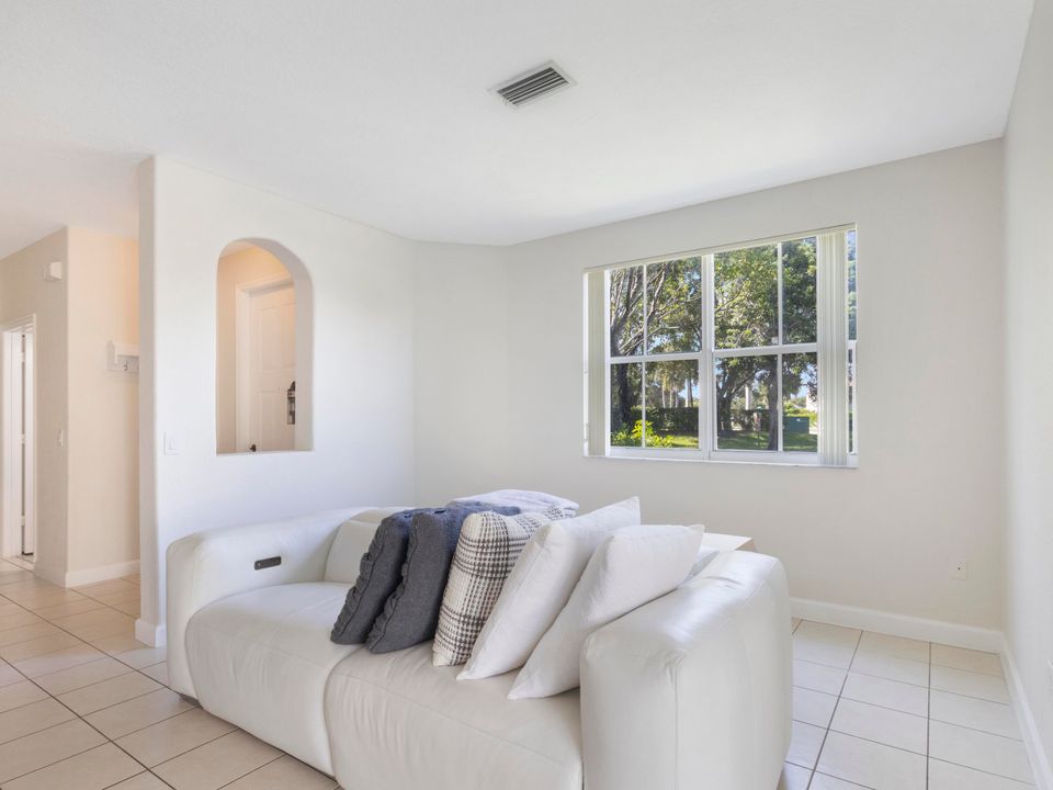 For Sale: $375,000 (4 beds, 3 baths, 1964 Square Feet)