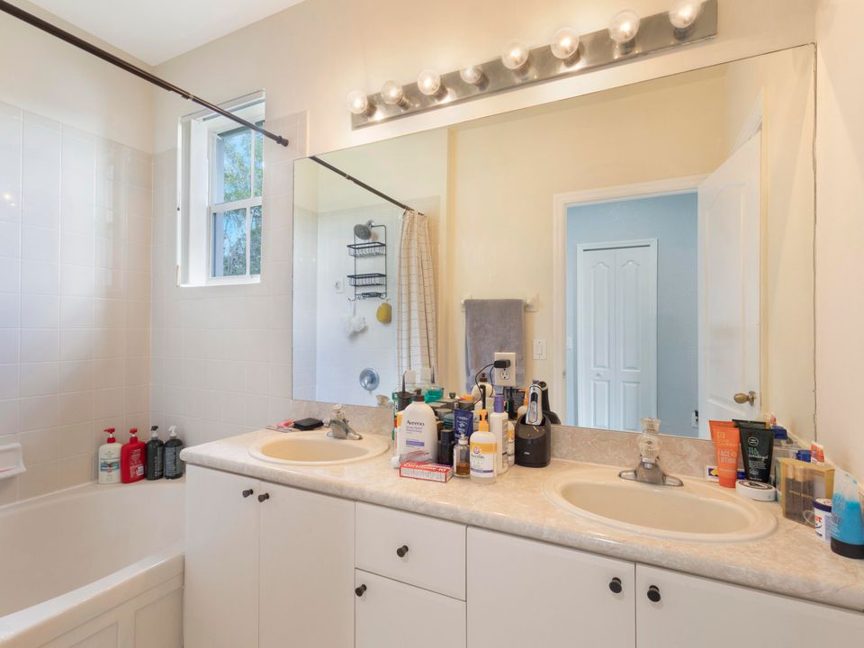 For Sale: $375,000 (4 beds, 3 baths, 1964 Square Feet)