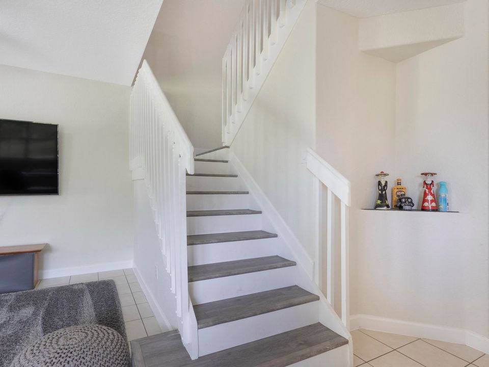 For Sale: $375,000 (4 beds, 3 baths, 1964 Square Feet)