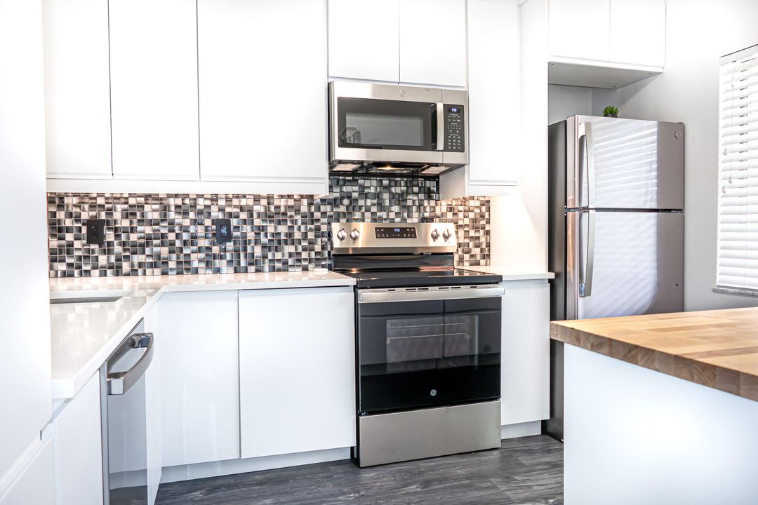 For Sale: $265,000 (2 beds, 2 baths, 1047 Square Feet)