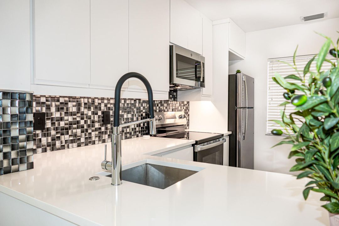 For Sale: $265,000 (2 beds, 2 baths, 1047 Square Feet)