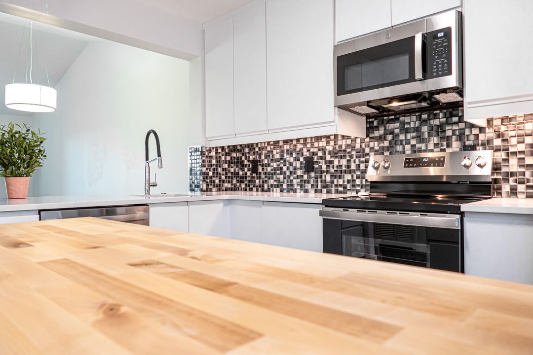 For Sale: $265,000 (2 beds, 2 baths, 1047 Square Feet)