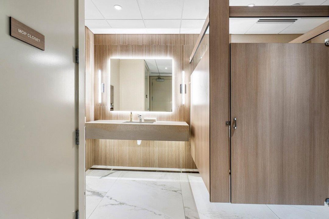 合同活跃: $1,469,000 (2 贝兹, 2 浴室, 1425 平方英尺)