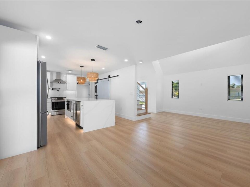 合同活跃: $699,900 (3 贝兹, 3 浴室, 1705 平方英尺)