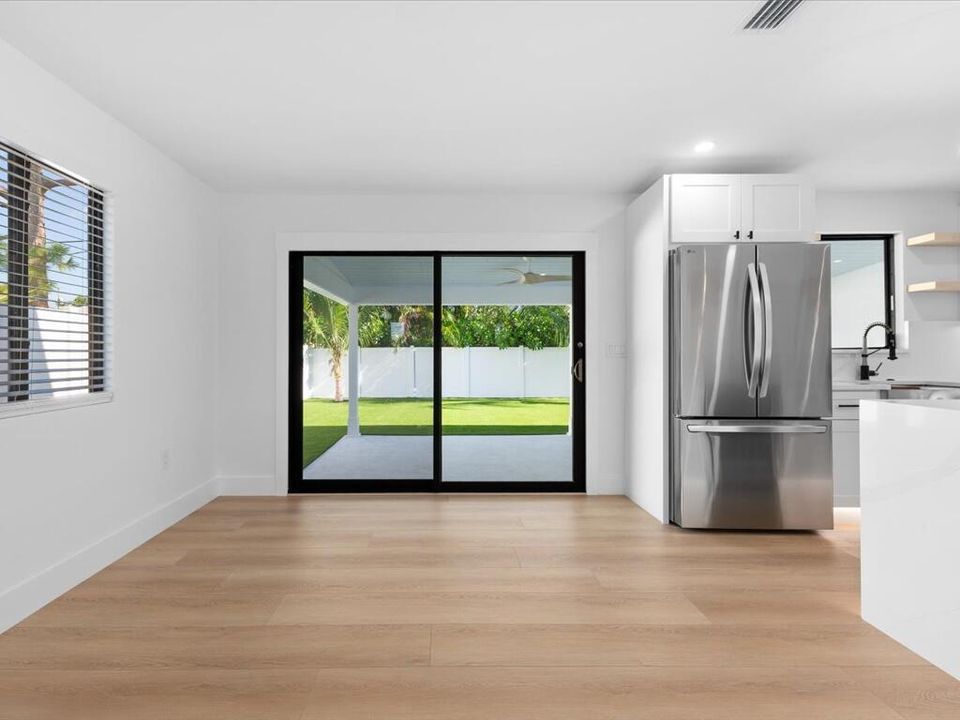 合同活跃: $699,900 (3 贝兹, 3 浴室, 1705 平方英尺)