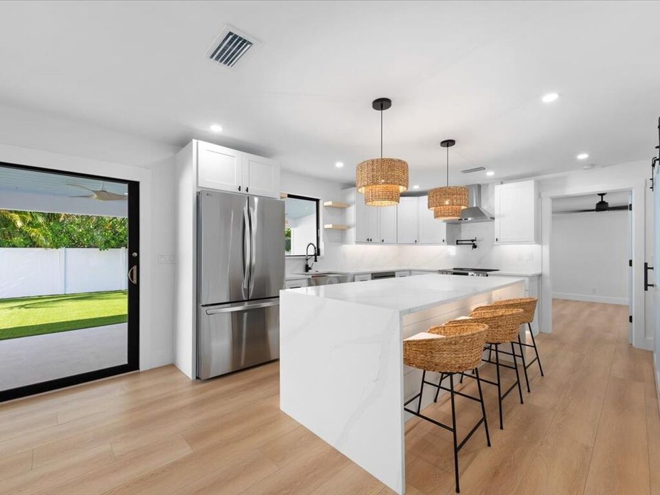 合同活跃: $699,900 (3 贝兹, 3 浴室, 1705 平方英尺)