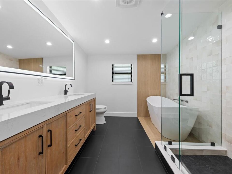 合同活跃: $699,900 (3 贝兹, 3 浴室, 1705 平方英尺)