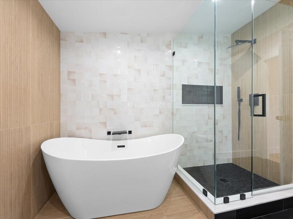 合同活跃: $699,900 (3 贝兹, 3 浴室, 1705 平方英尺)