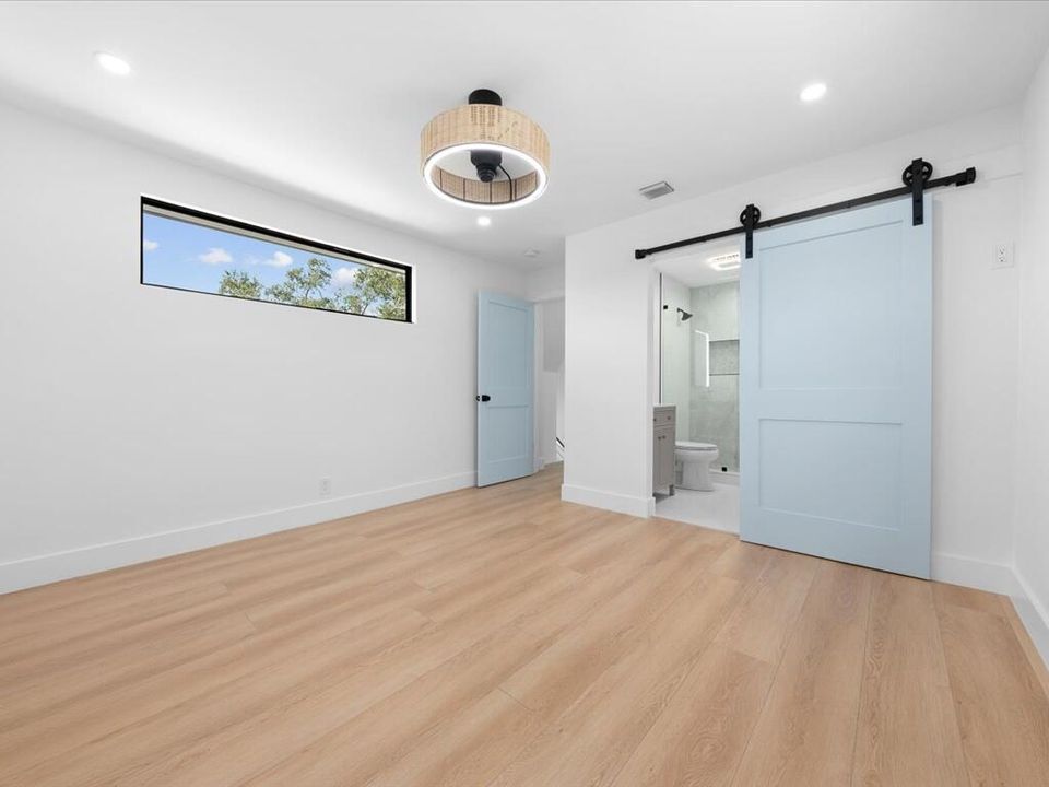 合同活跃: $699,900 (3 贝兹, 3 浴室, 1705 平方英尺)