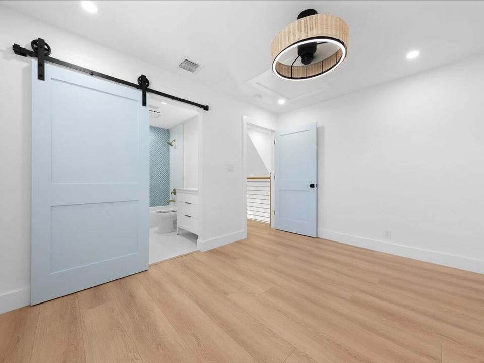 合同活跃: $699,900 (3 贝兹, 3 浴室, 1705 平方英尺)