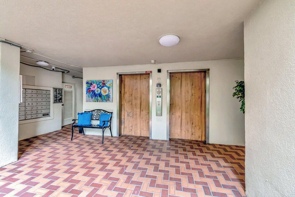 Active With Contract: $165,000 (2 beds, 2 baths, 1230 Square Feet)