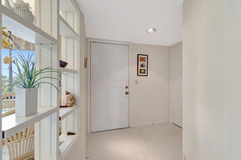 Active With Contract: $165,000 (2 beds, 2 baths, 1230 Square Feet)