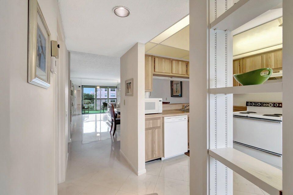 Active With Contract: $165,000 (2 beds, 2 baths, 1230 Square Feet)