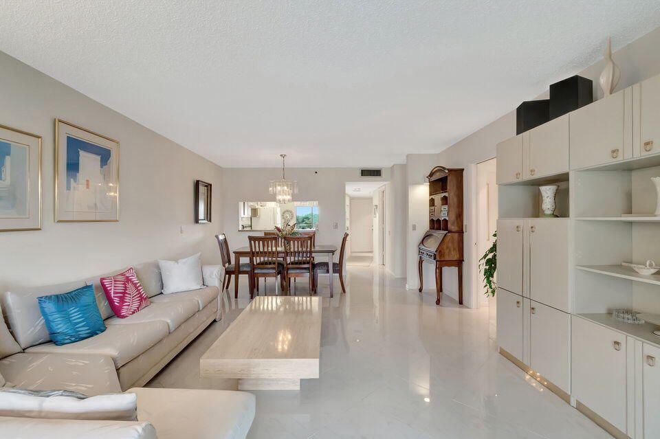 Active With Contract: $165,000 (2 beds, 2 baths, 1230 Square Feet)