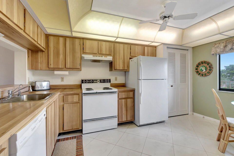 Active With Contract: $165,000 (2 beds, 2 baths, 1230 Square Feet)