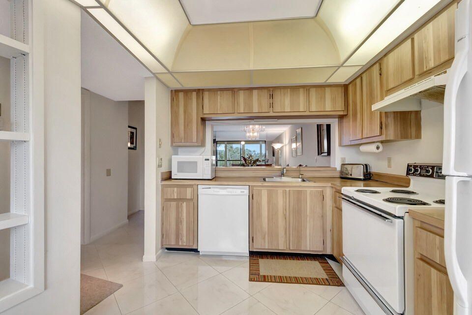 Active With Contract: $165,000 (2 beds, 2 baths, 1230 Square Feet)