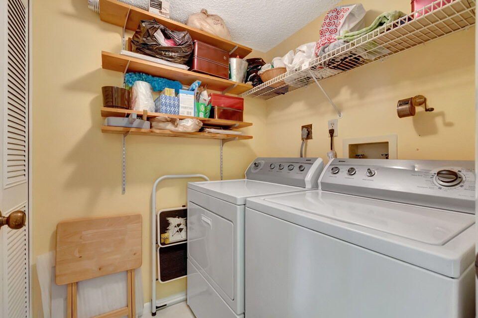 Active With Contract: $165,000 (2 beds, 2 baths, 1230 Square Feet)