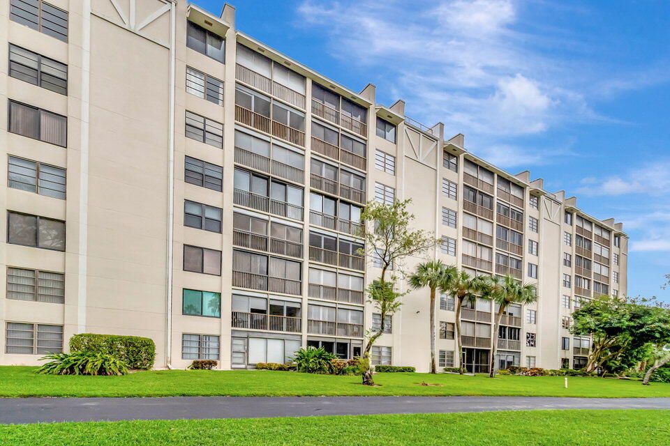 Active With Contract: $165,000 (2 beds, 2 baths, 1230 Square Feet)