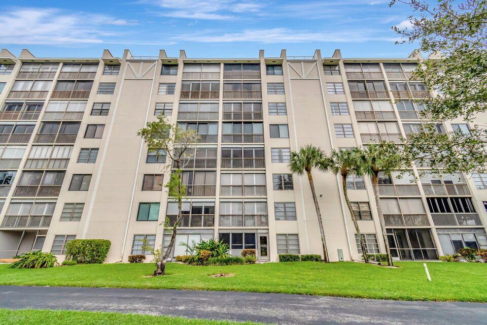 Active With Contract: $165,000 (2 beds, 2 baths, 1230 Square Feet)