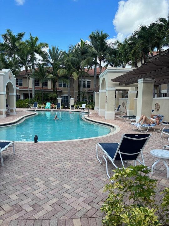 Activo con contrato: $4,900 (3 camas, 2 baños, 2204 Pies cuadrados)