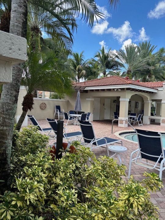 Activo con contrato: $4,900 (3 camas, 2 baños, 2204 Pies cuadrados)