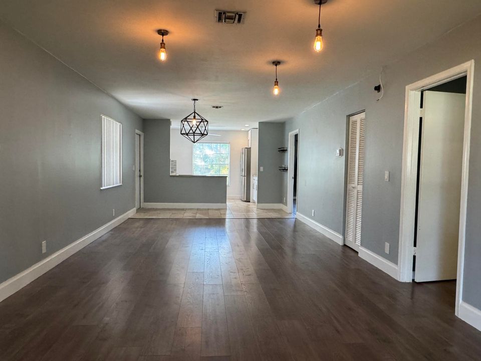 待售: $299,000 (2 贝兹, 2 浴室, 1107 平方英尺)