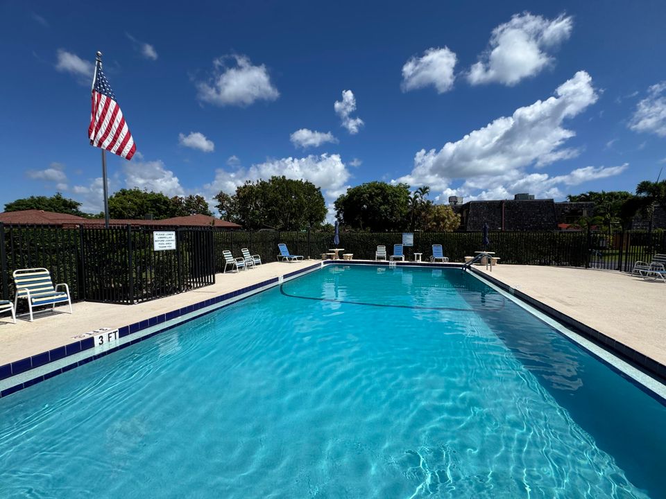 待售: $299,000 (2 贝兹, 2 浴室, 1107 平方英尺)