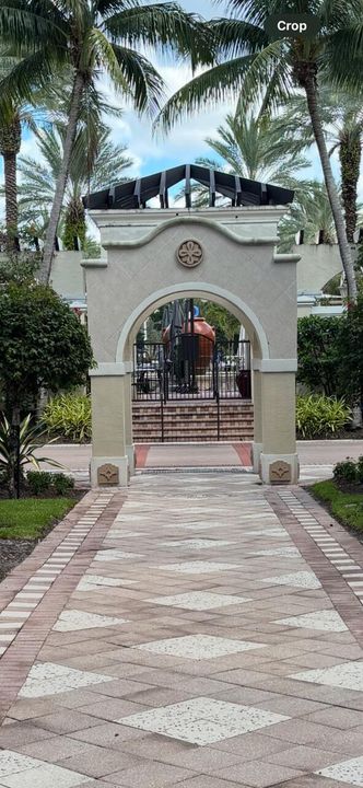 Activo con contrato: $4,900 (3 camas, 2 baños, 2204 Pies cuadrados)