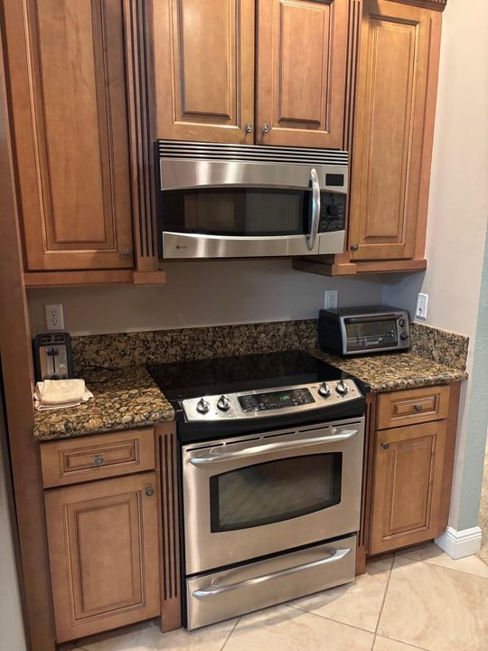 Activo con contrato: $4,900 (3 camas, 2 baños, 2204 Pies cuadrados)