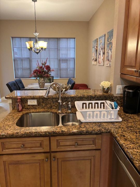 Activo con contrato: $4,900 (3 camas, 2 baños, 2204 Pies cuadrados)