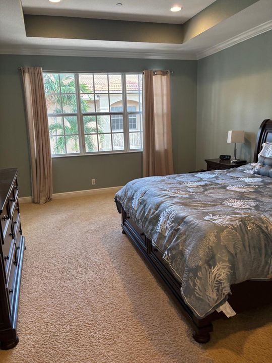 Activo con contrato: $4,900 (3 camas, 2 baños, 2204 Pies cuadrados)