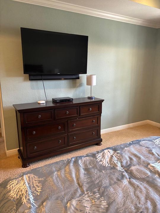 Activo con contrato: $4,900 (3 camas, 2 baños, 2204 Pies cuadrados)