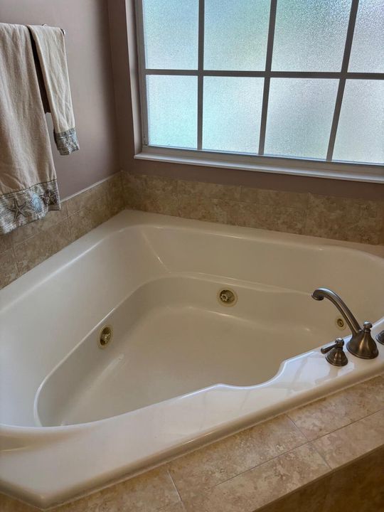 Activo con contrato: $4,900 (3 camas, 2 baños, 2204 Pies cuadrados)